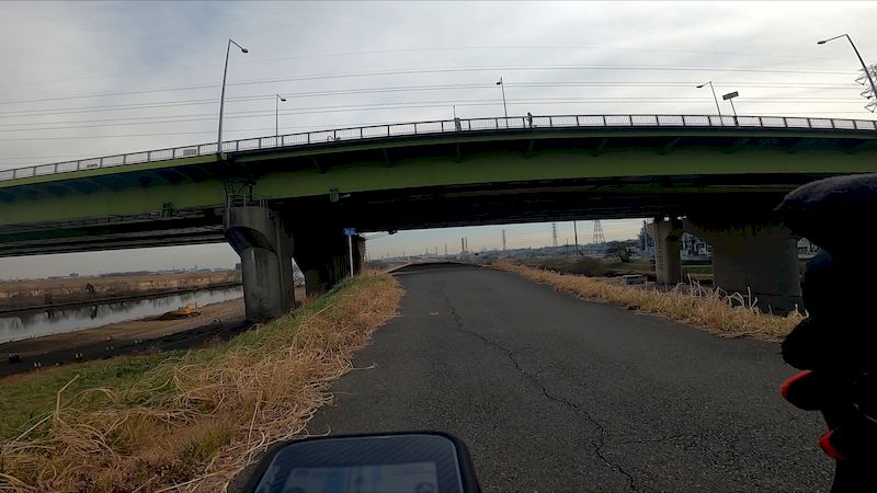 荒サイ右岸土手上幸魂大橋