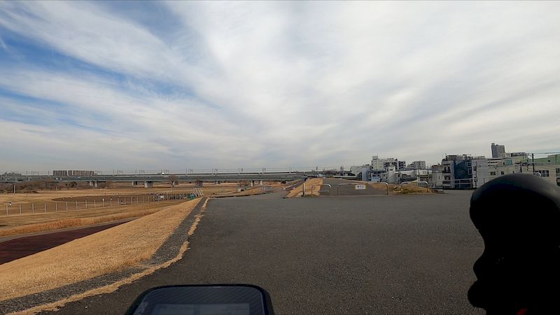 荒サイ右岸土手上戸田橋